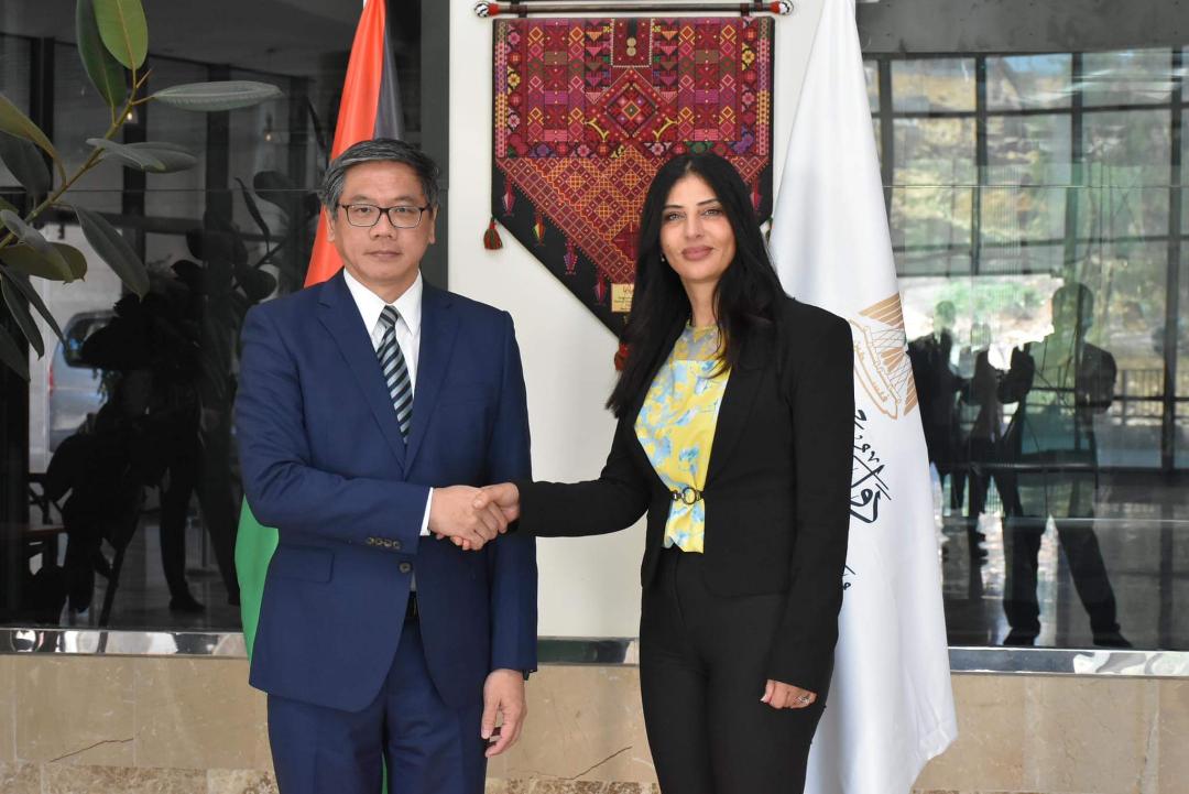  جادو خلال لقائها نائب وكيل وزارة الخارجية السنغافورية للشؤون الآسيوية والباسيفيك وجنوب شرق آسيا نغ تك هيان